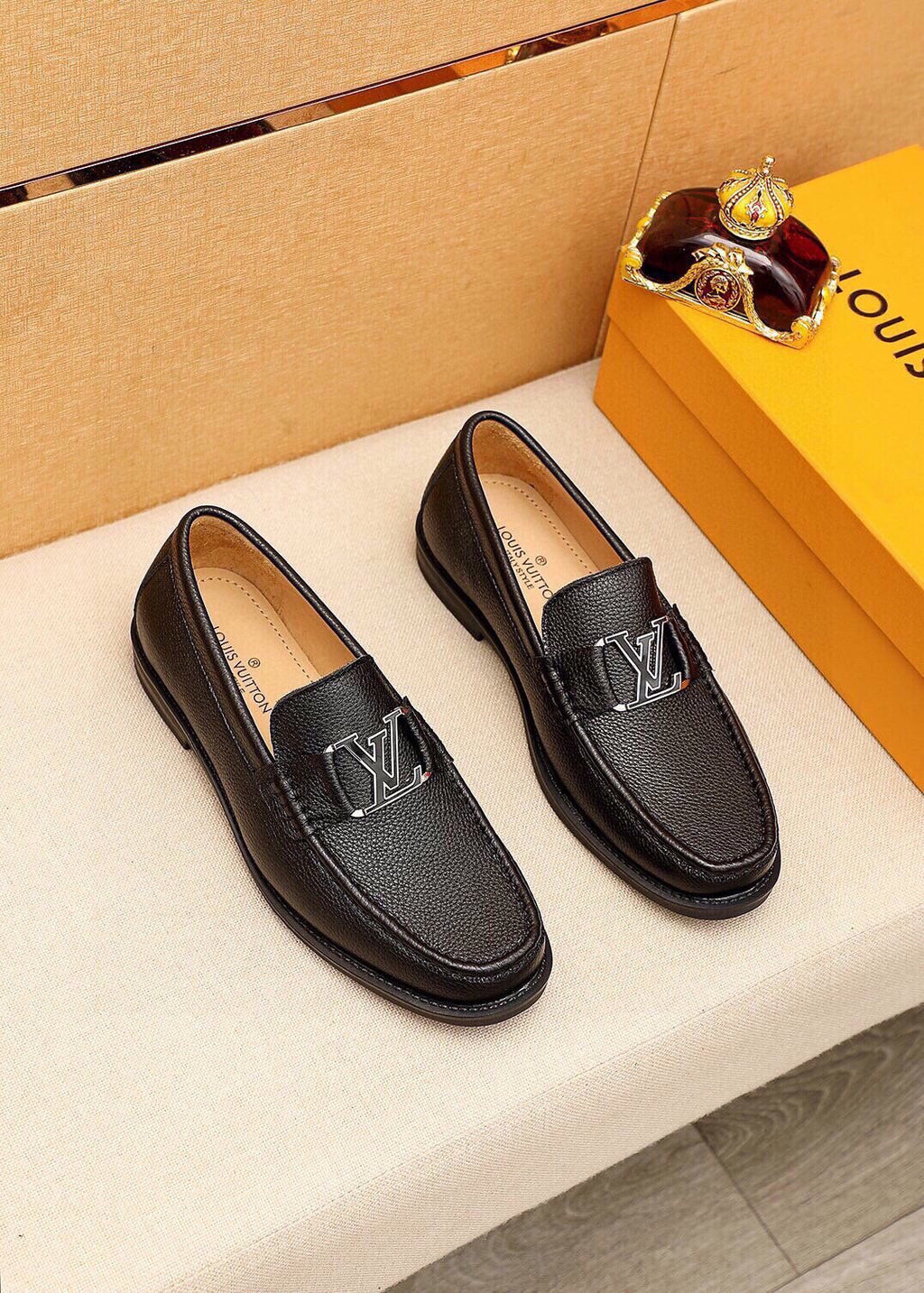 微商相册测试鞋子-Louis Vuitton Black Pebbled Loafers — hero