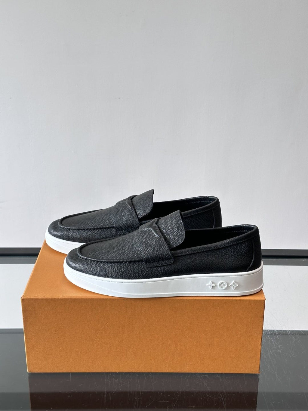 微商相册测试鞋子-Louis Vuitton Black Platform Loafers — side