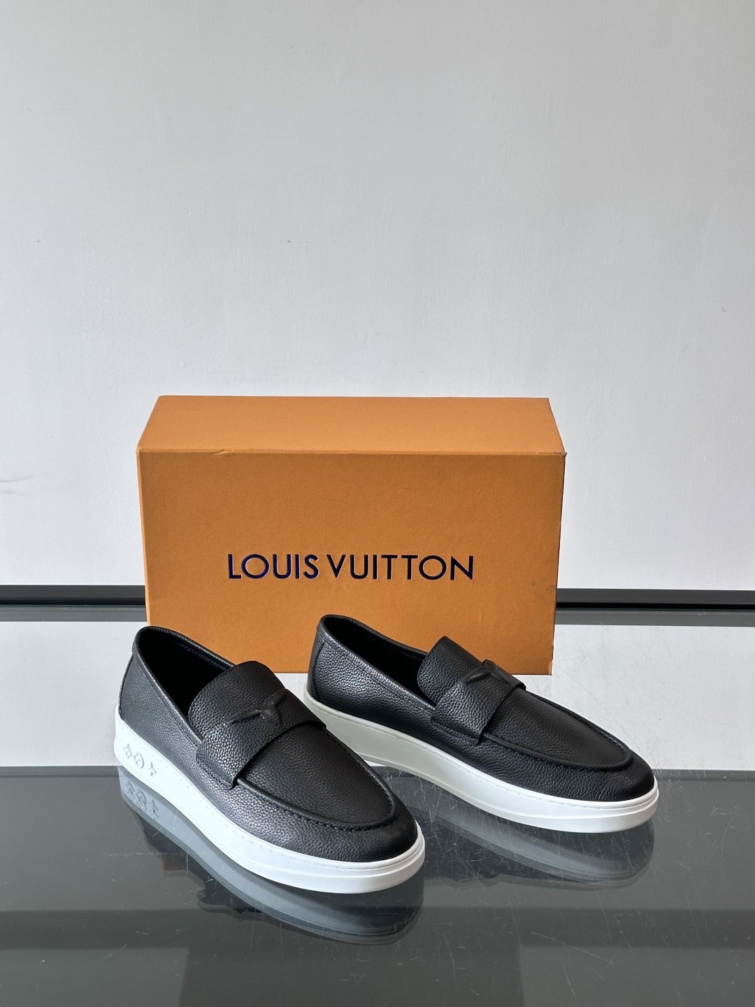 微商相册测试鞋子-Louis Vuitton Black Platform Loafers — front