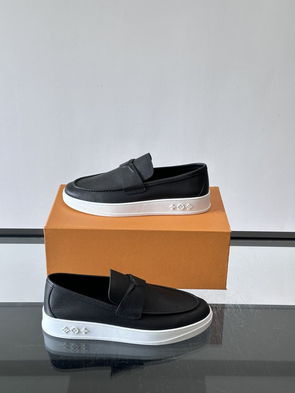 微商相册测试鞋子-Louis Vuitton Black Platform Loafers — side