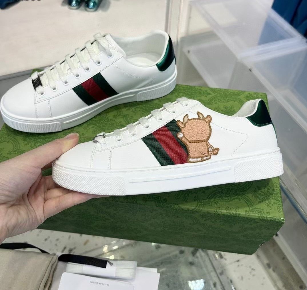 Gucci Green and Red Stripe Low-Top Sneakers — model
