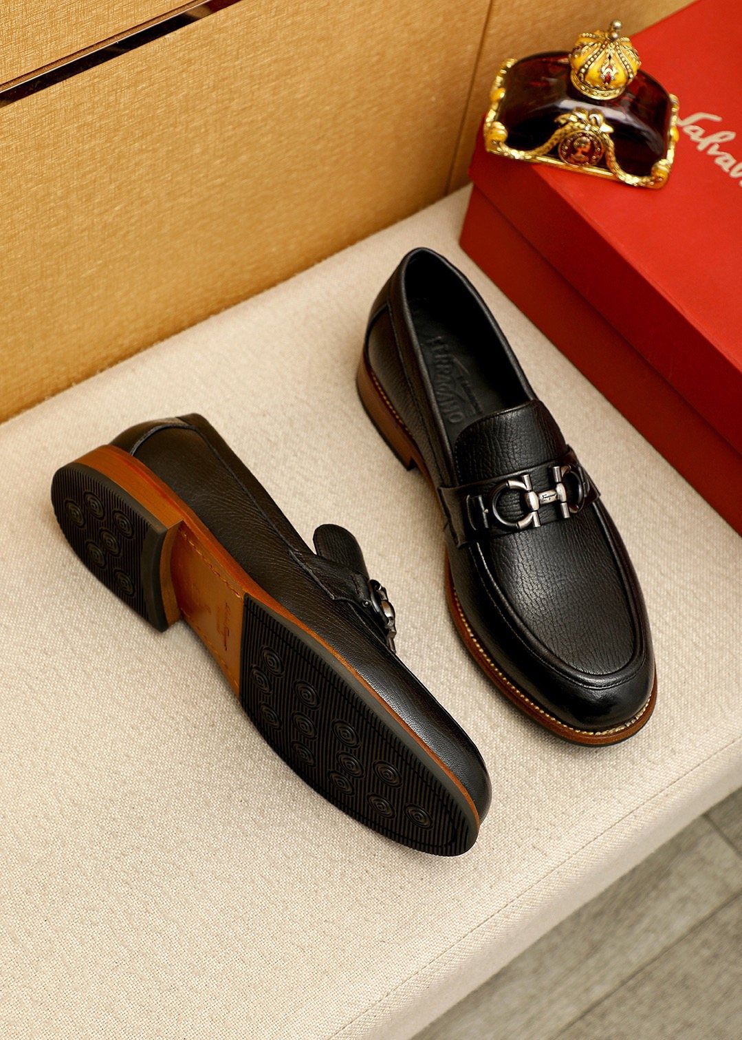 微商相册测试鞋子-Salvatore Ferragamo Black Metal Ornament Loafers — model