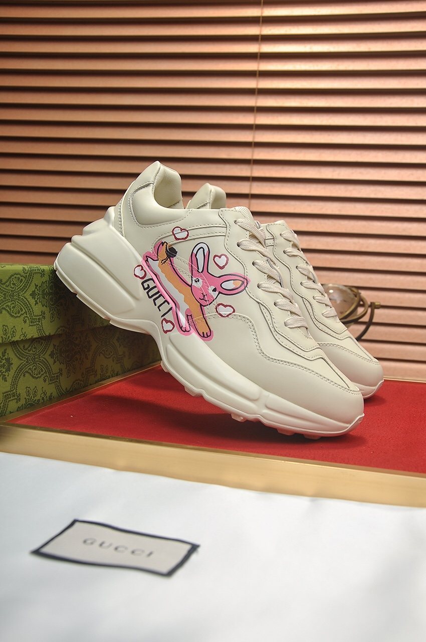 Gucci Cream Graphic Sneakers — hero