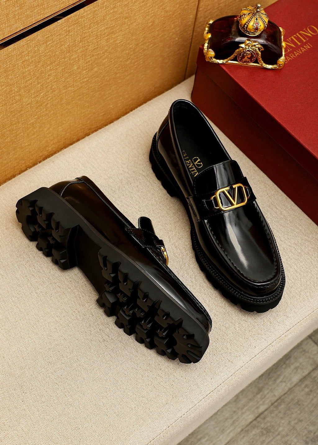 微商相册测试鞋子-Valentino Black Buckle Lug Sole Loafers — side