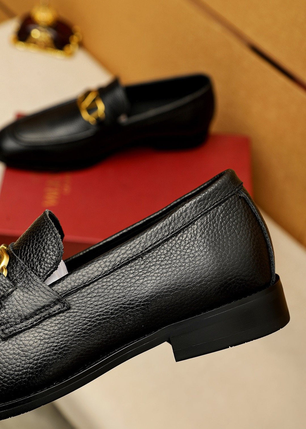 微商相册测试鞋子-Valentino Black V-Hardware Loafers — detail