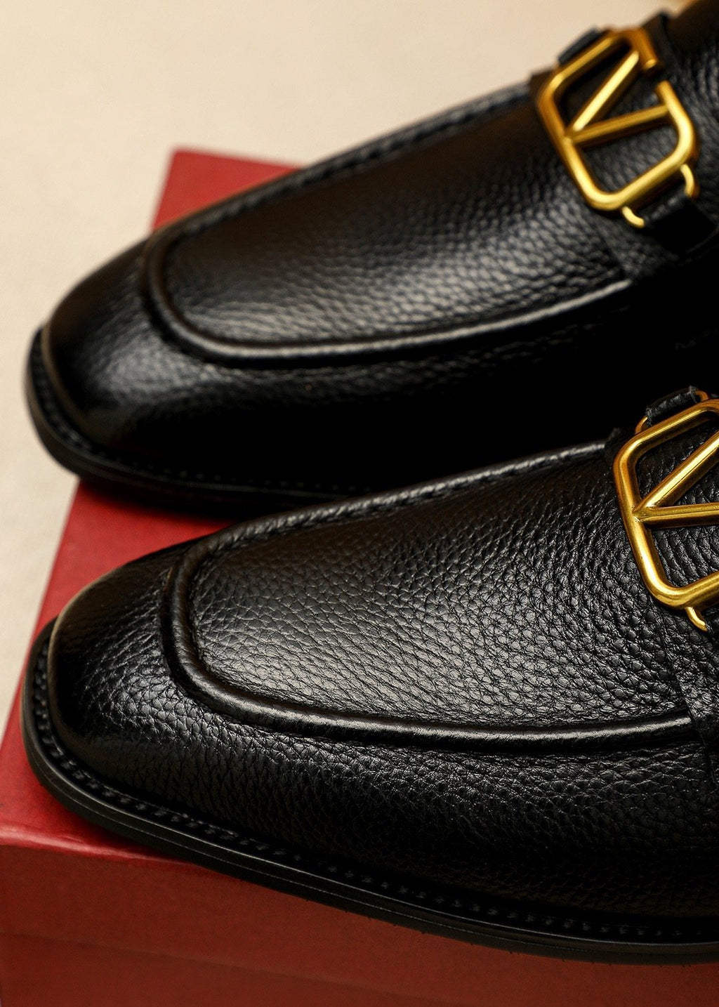 微商相册测试鞋子-Valentino Black V-Hardware Loafers — detail