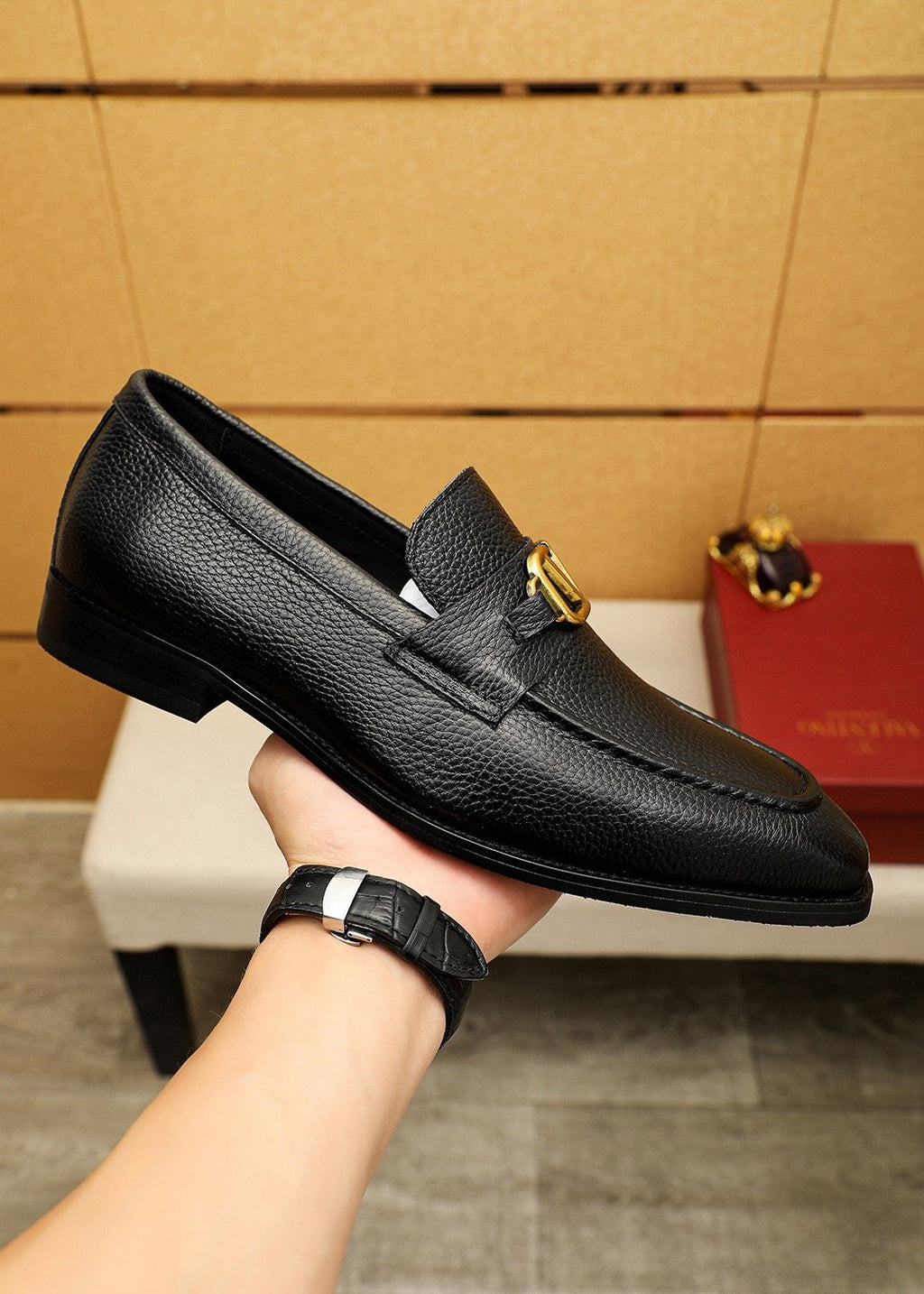微商相册测试鞋子-Valentino Black V-Hardware Loafers — side