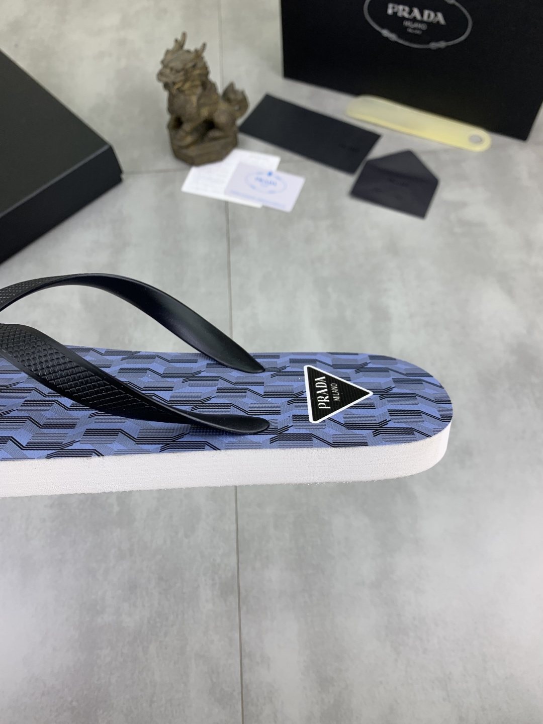 微商相册测试鞋子-Prada Geometric Thong Flip-Flops — detail