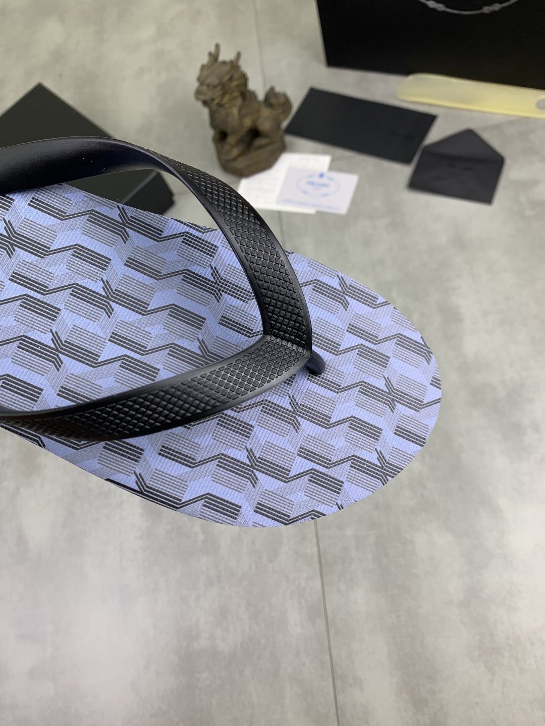 微商相册测试鞋子-Prada Geometric Thong Flip-Flops — detail