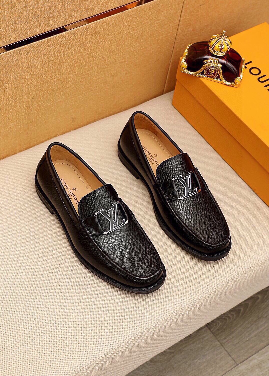 微商相册测试鞋子-Louis Vuitton Black Leather Hardware Loafers — hero