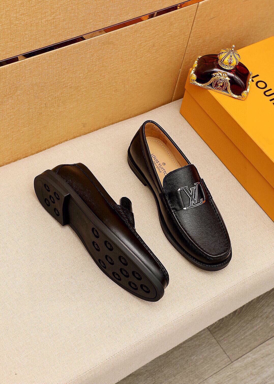 微商相册测试鞋子-Louis Vuitton Black Leather Hardware Loafers — side