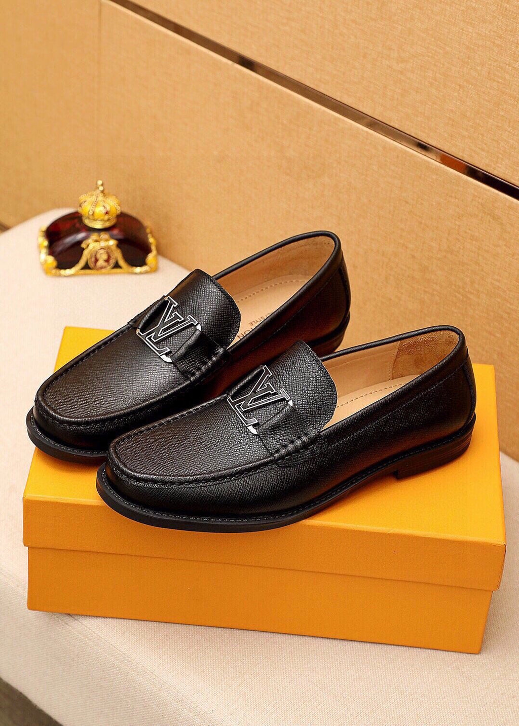 微商相册测试鞋子-Louis Vuitton Black Leather Hardware Loafers — front