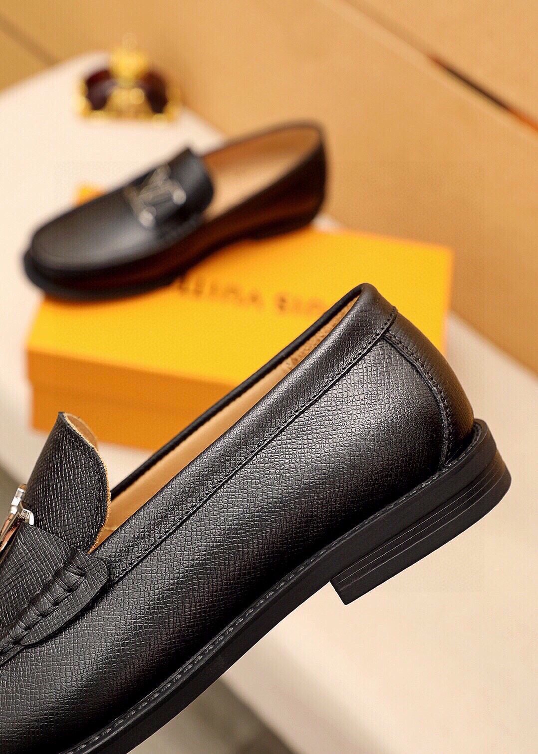 微商相册测试鞋子-Louis Vuitton Black Leather Hardware Loafers — detail