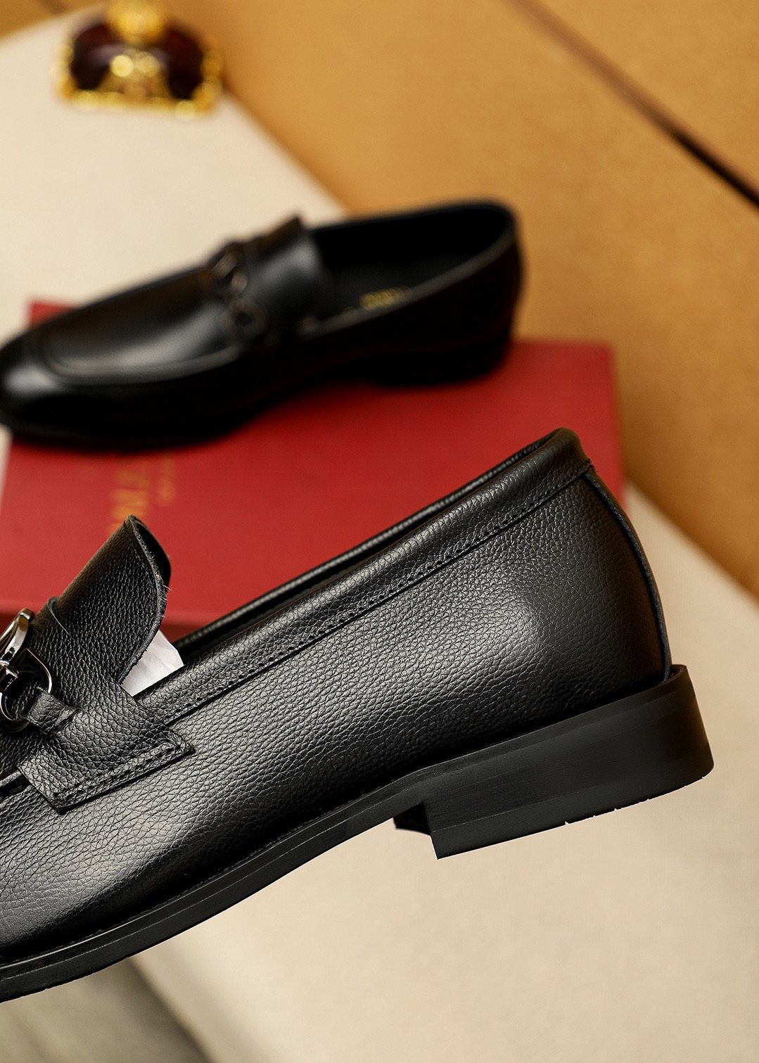 微商相册测试鞋子-Valentino Black Metal-Hardware Loafers — detail