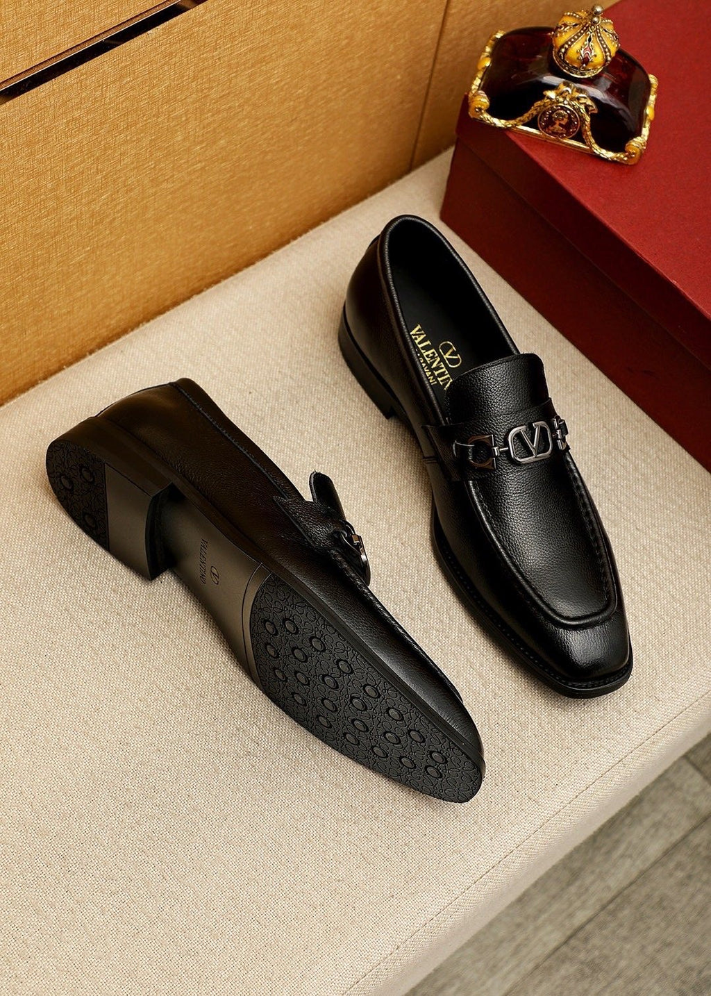 微商相册测试鞋子-Valentino Black Metal-Hardware Loafers — front
