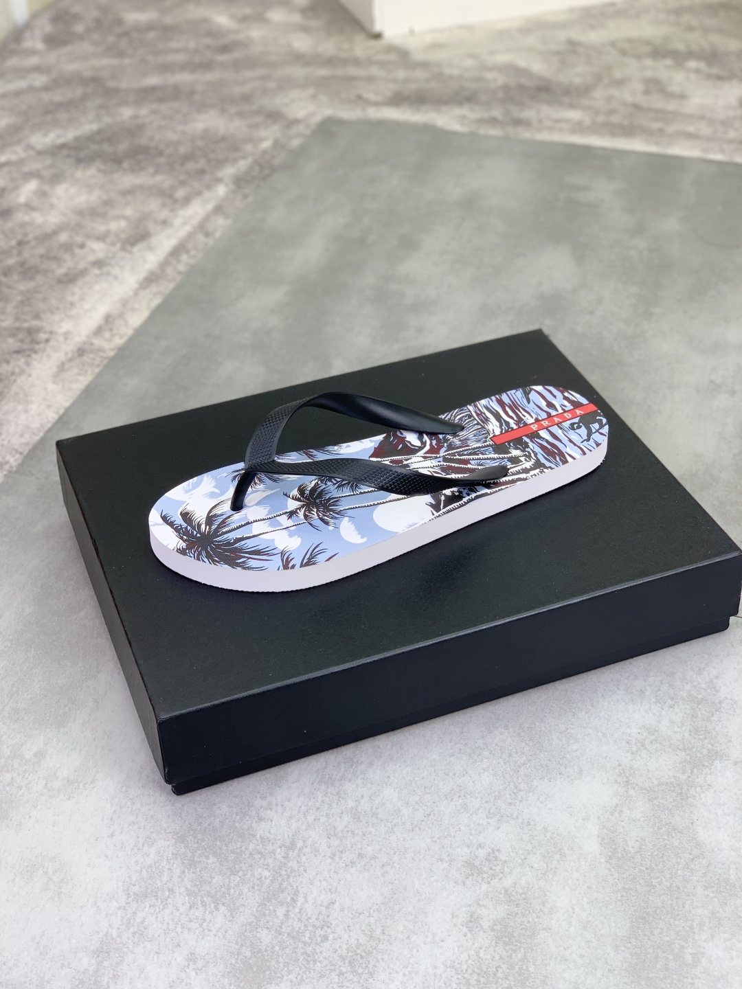 微商相册测试鞋子-Prada Botanical Print Flip-Flops — front