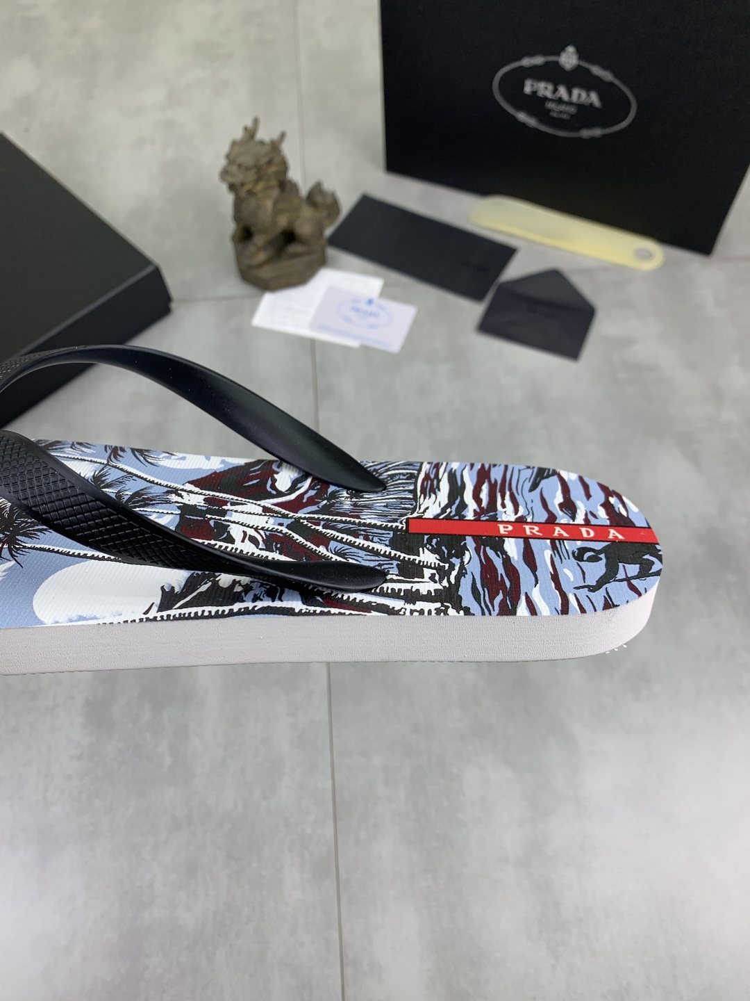 微商相册测试鞋子-Prada Botanical Print Flip-Flops — detail