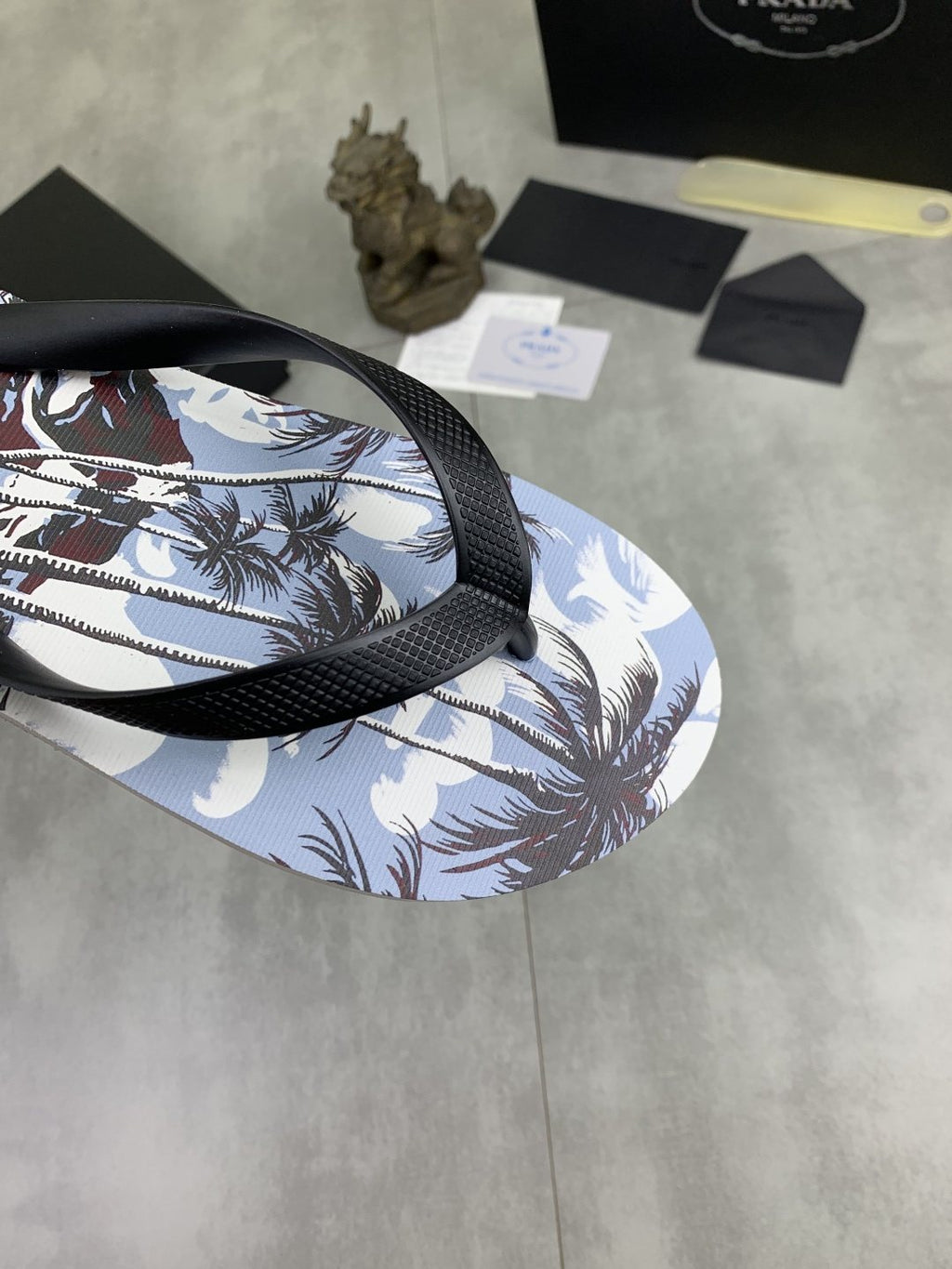 微商相册测试鞋子-Prada Botanical Print Flip-Flops — detail