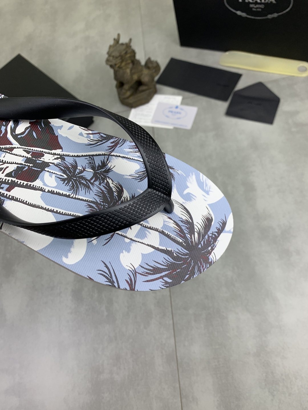 微商相册测试鞋子-Prada Botanical Print Flip-Flops — detail