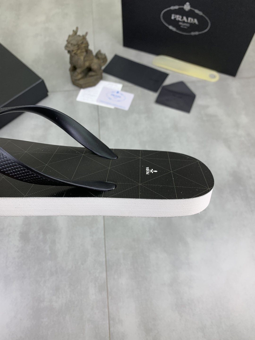微商相册测试鞋子-Prada Dark Gray and Black Flip-Flops — detail