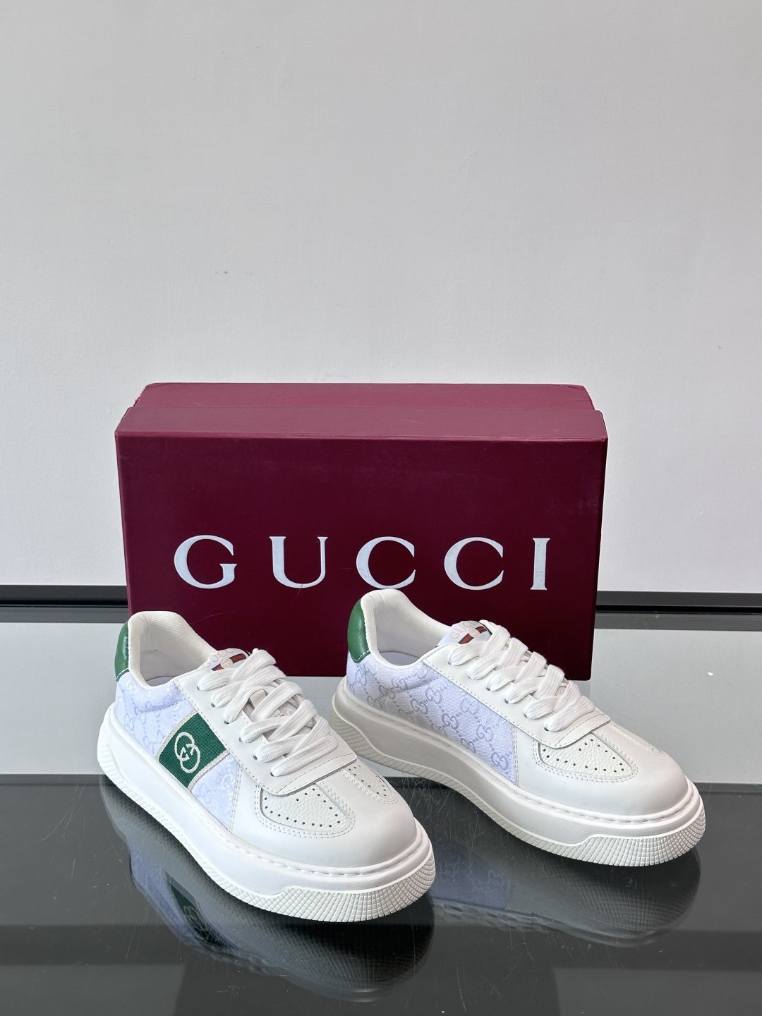 Gucci White and Green Low-Top Sneakers — hero