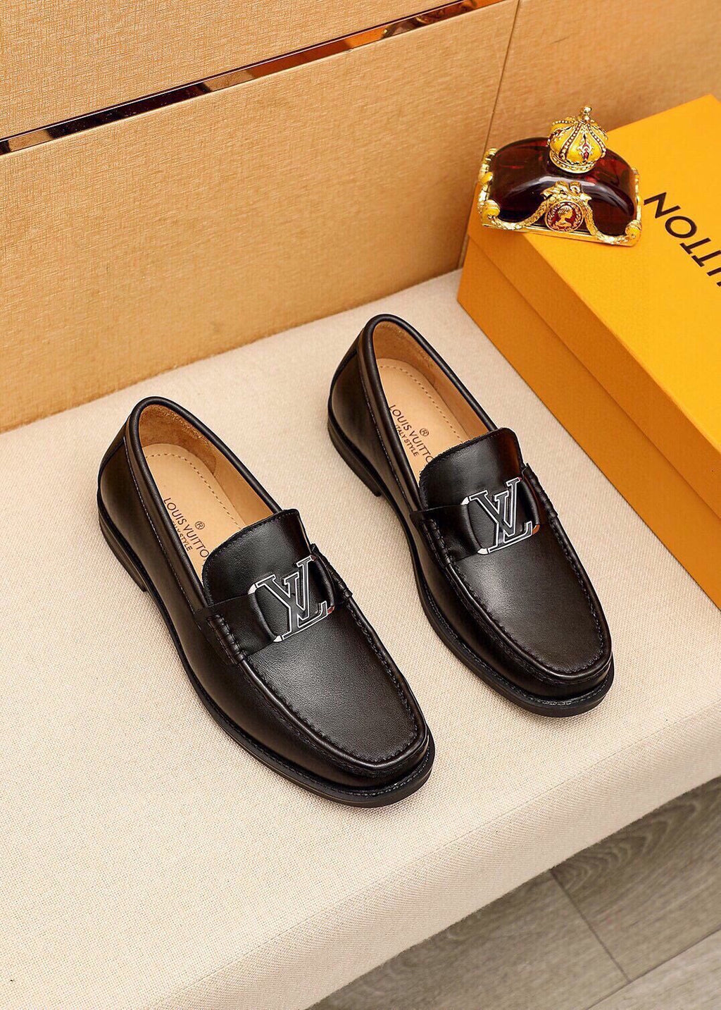 微商相册测试鞋子-Louis Vuitton Black Metal-Detail Loafers — front