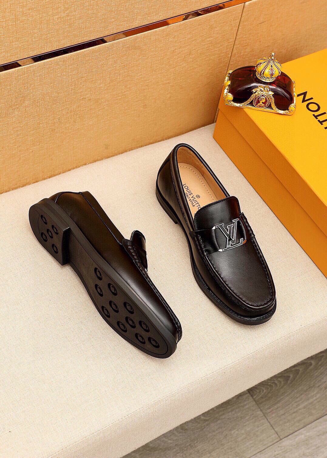 微商相册测试鞋子-Louis Vuitton Black Metal-Detail Loafers — model