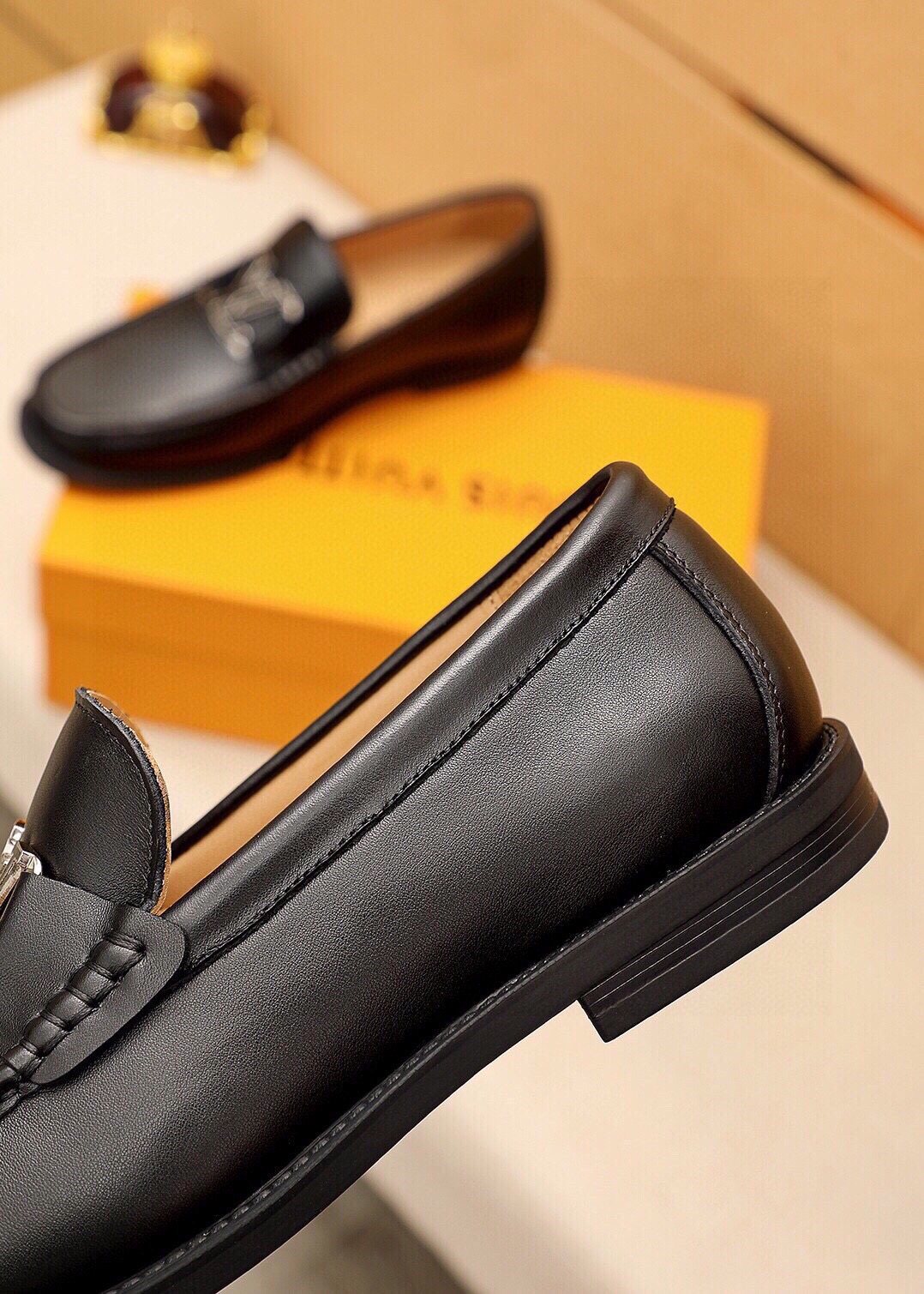 微商相册测试鞋子-Louis Vuitton Black Metal-Detail Loafers — detail