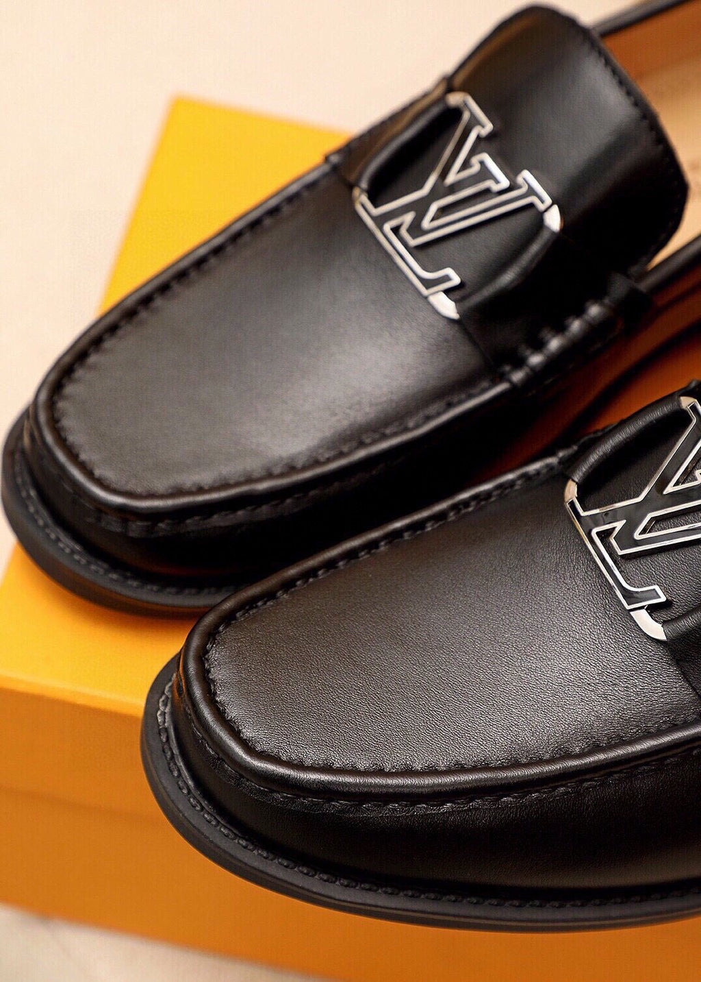 微商相册测试鞋子-Louis Vuitton Black Metal-Detail Loafers — detail