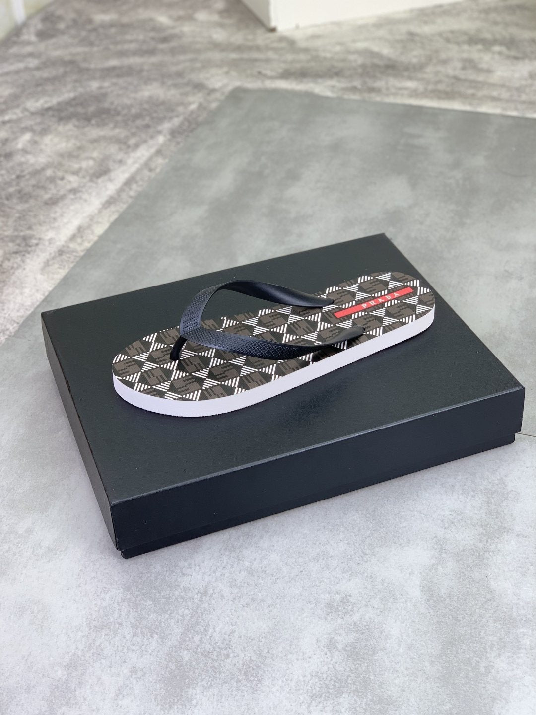 微商相册测试鞋子-Prada Geometric-Pattern Flip-Flops — side