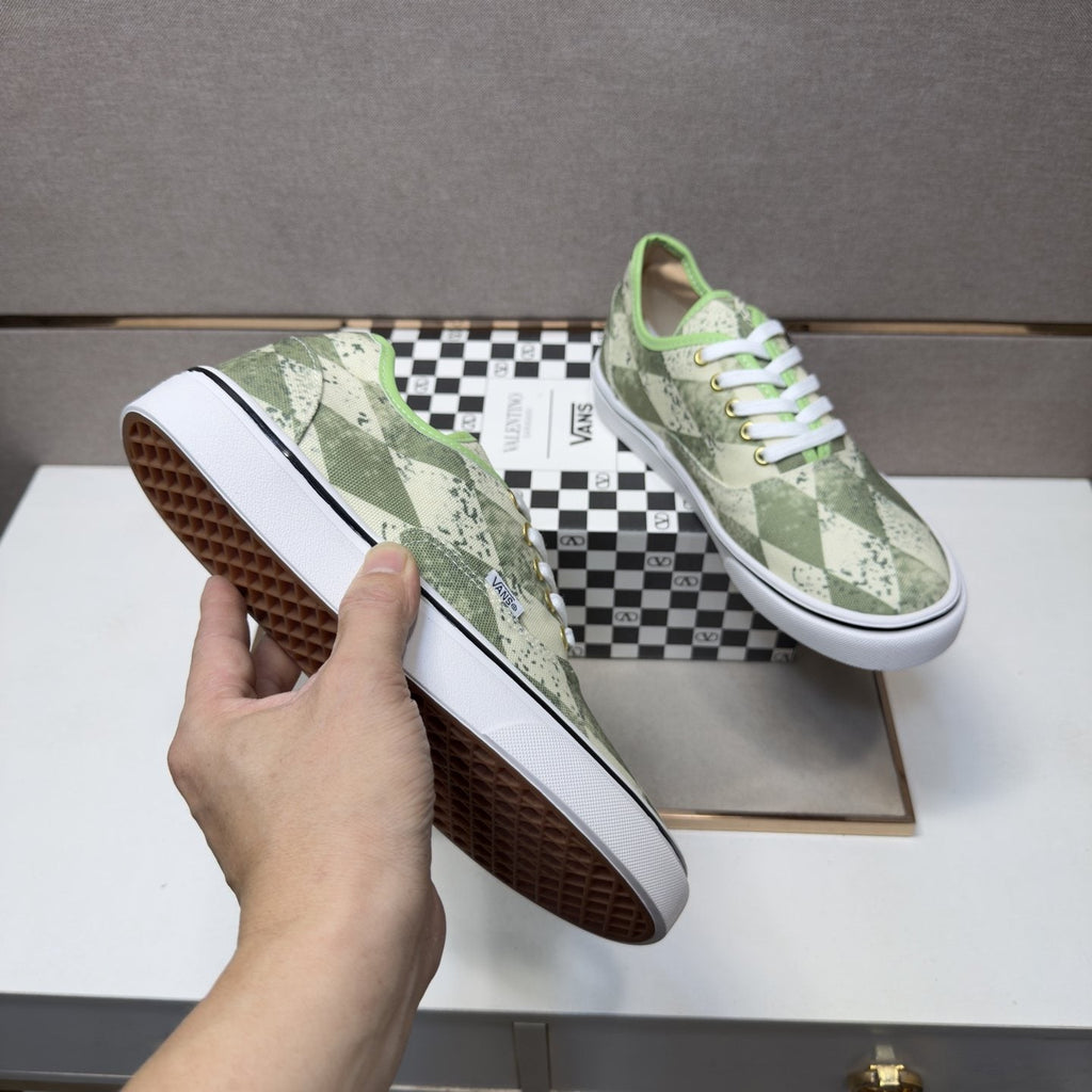 Vans Green Camouflage Low-Top Sneakers — model