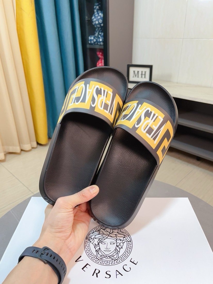 微商相册测试鞋子-Versace Men's Graphic Slide Sandals — hero