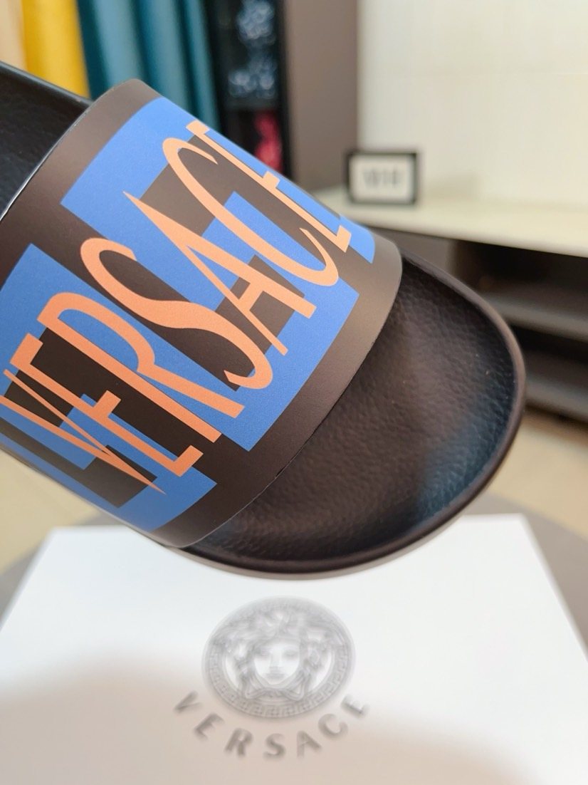 微商相册测试鞋子-Versace Men's Graphic Slide Sandals — detail