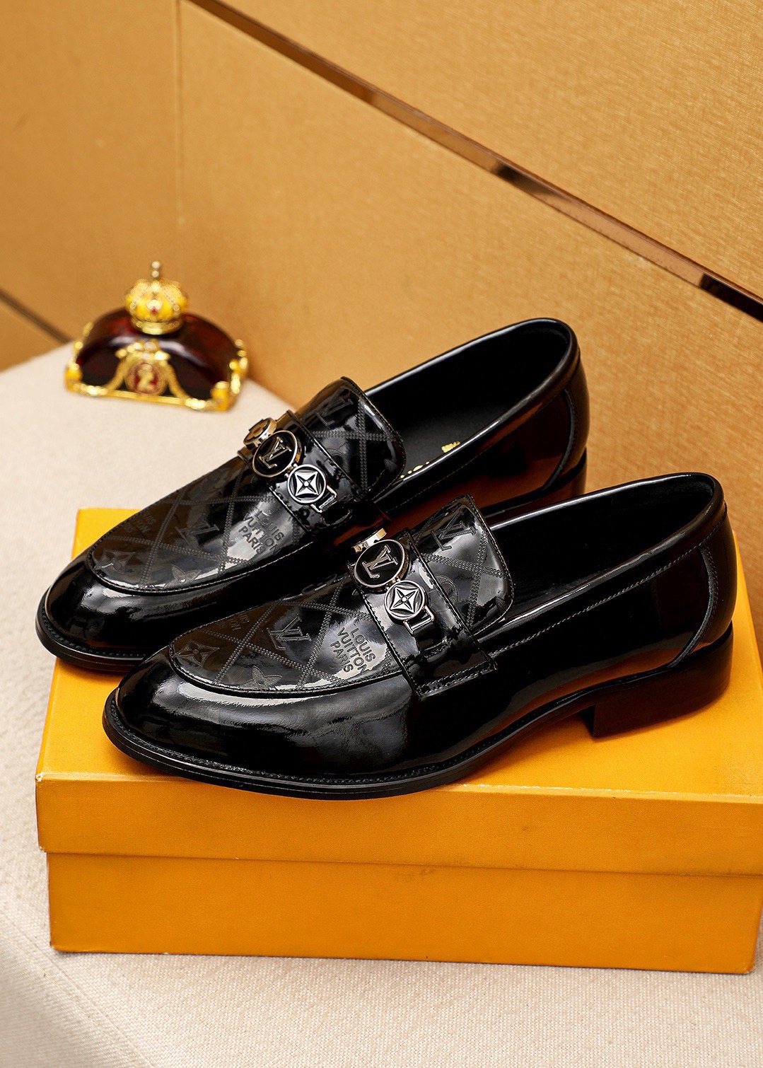 微商相册测试鞋子-Louis Vuitton Black Embossed Buckle Slip-On Shoes — model