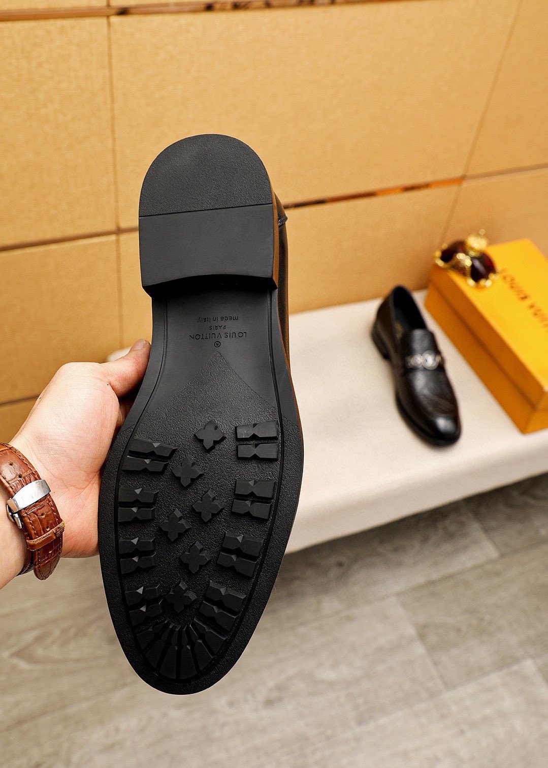 微商相册测试鞋子-Louis Vuitton Black Embossed Buckle Slip-On Shoes — detail