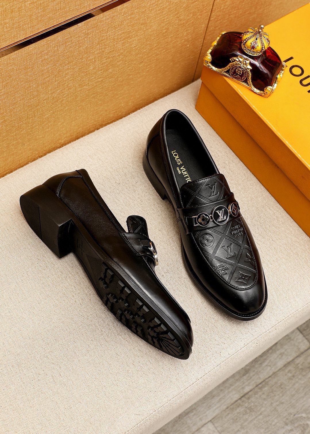 微商相册测试鞋子-Louis Vuitton Black Embossed Buckle Slip-On Shoes — front