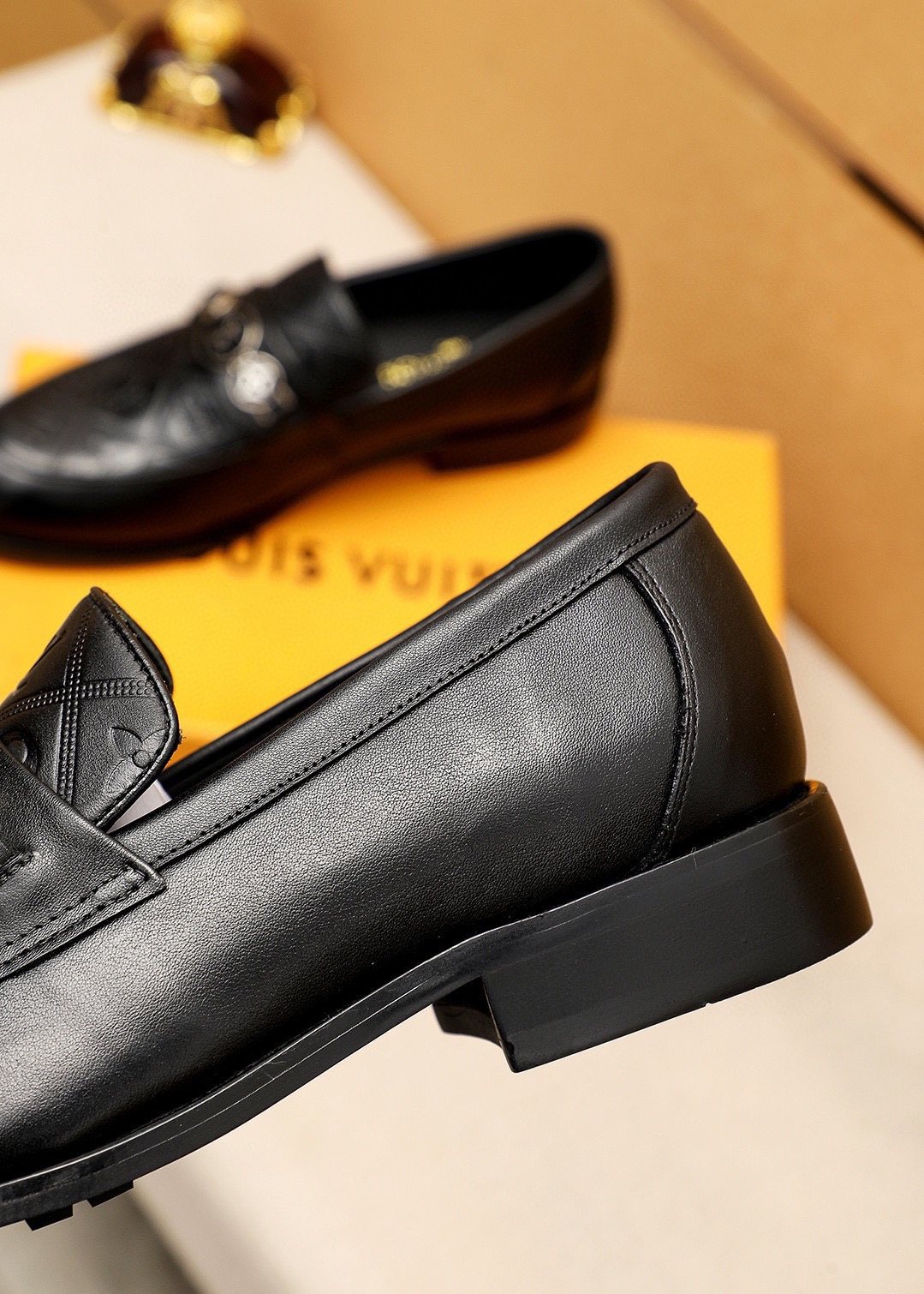 微商相册测试鞋子-Louis Vuitton Black Embossed Buckle Slip-On Shoes — detail