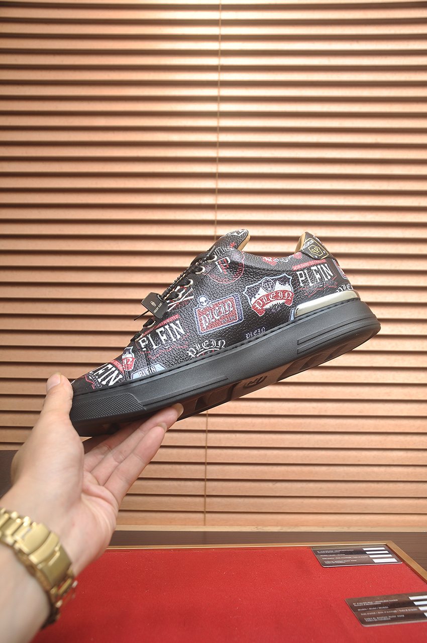 Philipp Plein Graphic Print Low-Top Sneakers — model