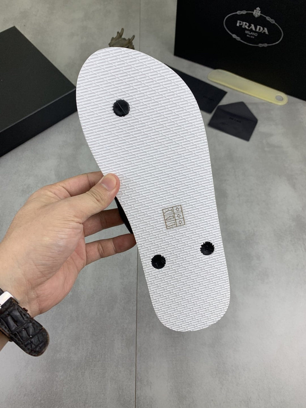微商相册测试鞋子-Prada Gray and Black Flip-Flops — detail