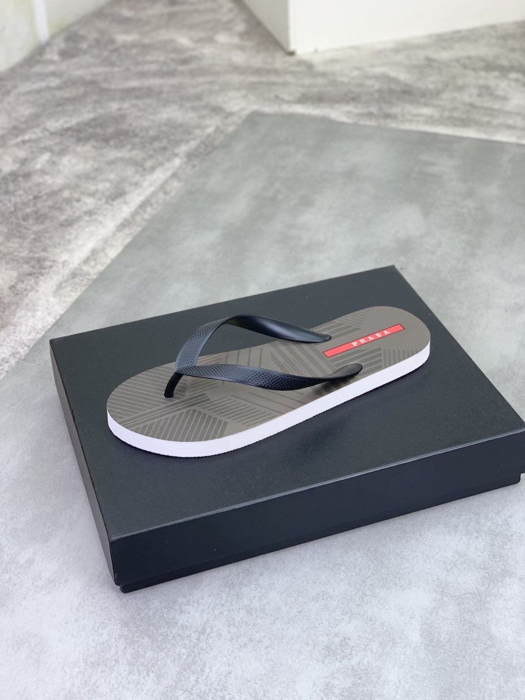 微商相册测试鞋子-Prada Gray and Black Flip-Flops — front