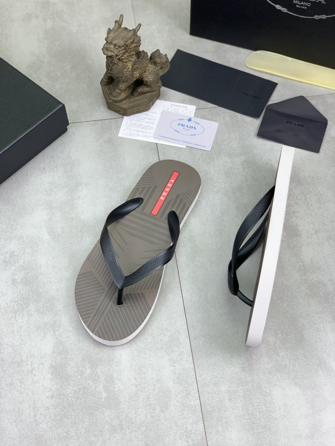 微商相册测试鞋子-Prada Gray and Black Flip-Flops — side