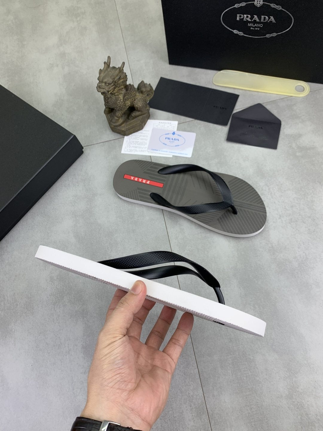 微商相册测试鞋子-Prada Gray and Black Flip-Flops — side