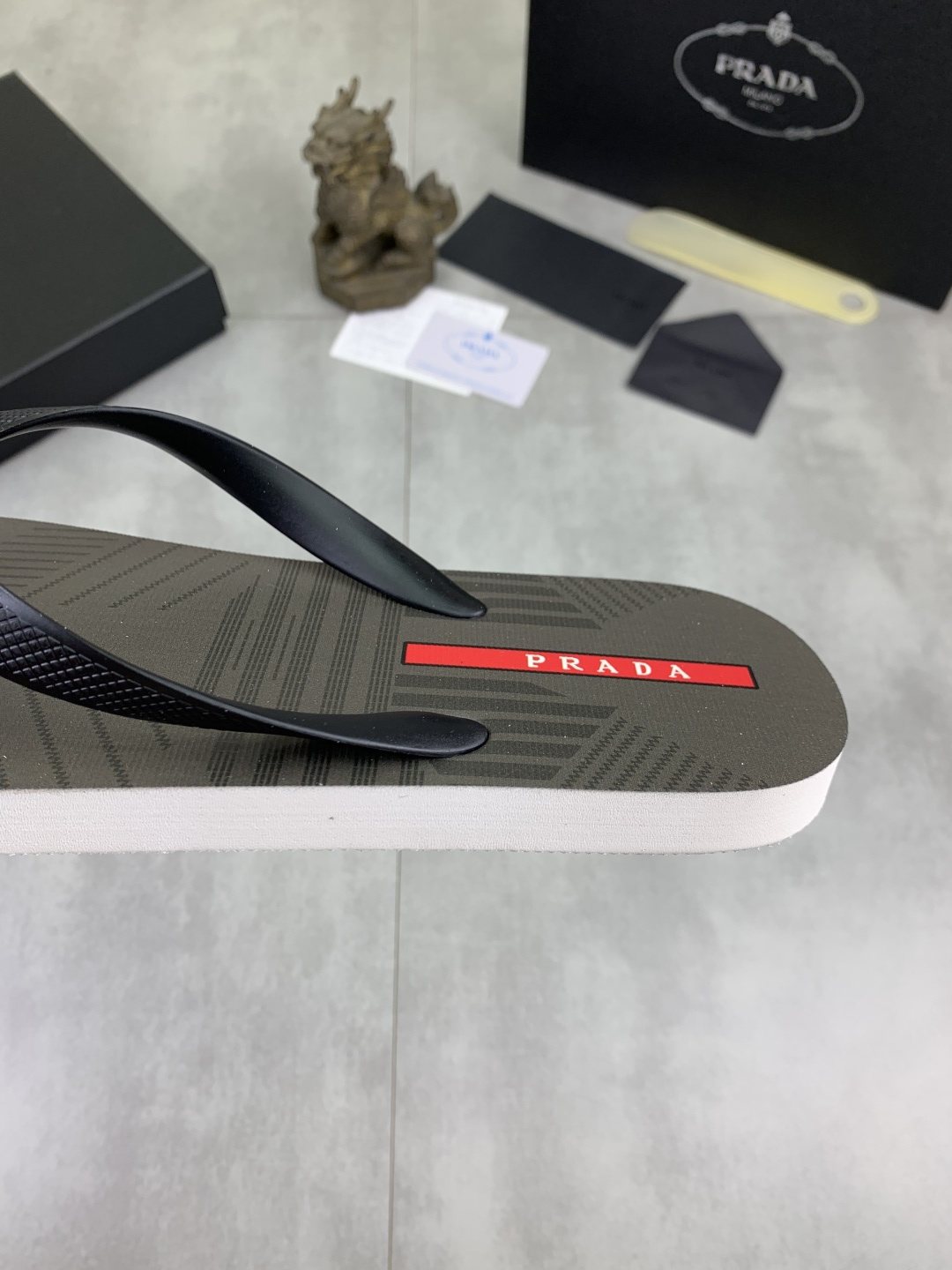 微商相册测试鞋子-Prada Gray and Black Flip-Flops — detail