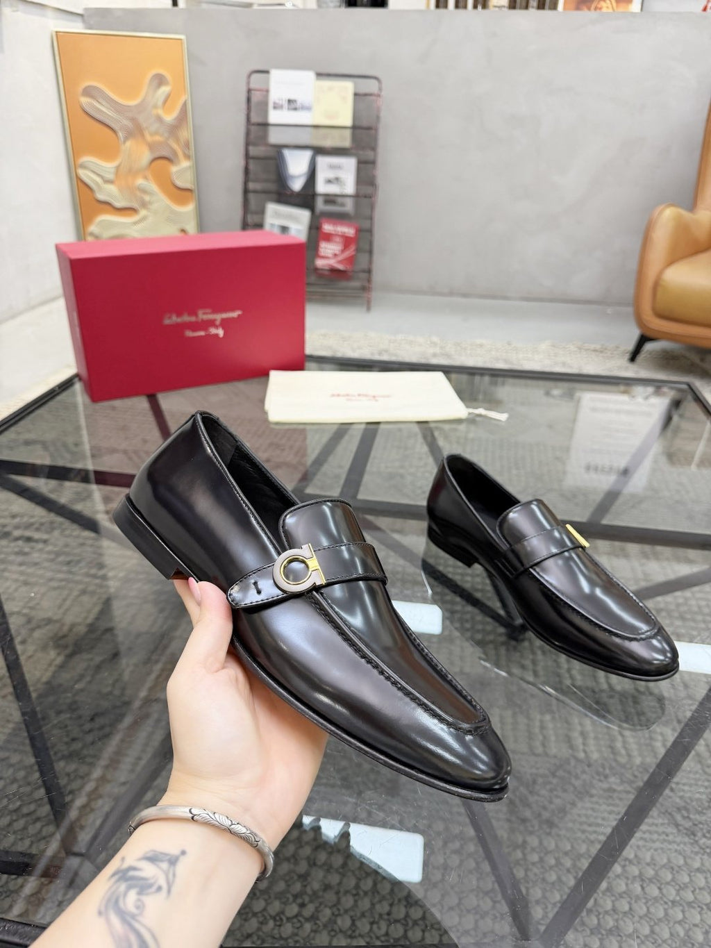 Men's Ring Detail Slip-On Loafers — model
