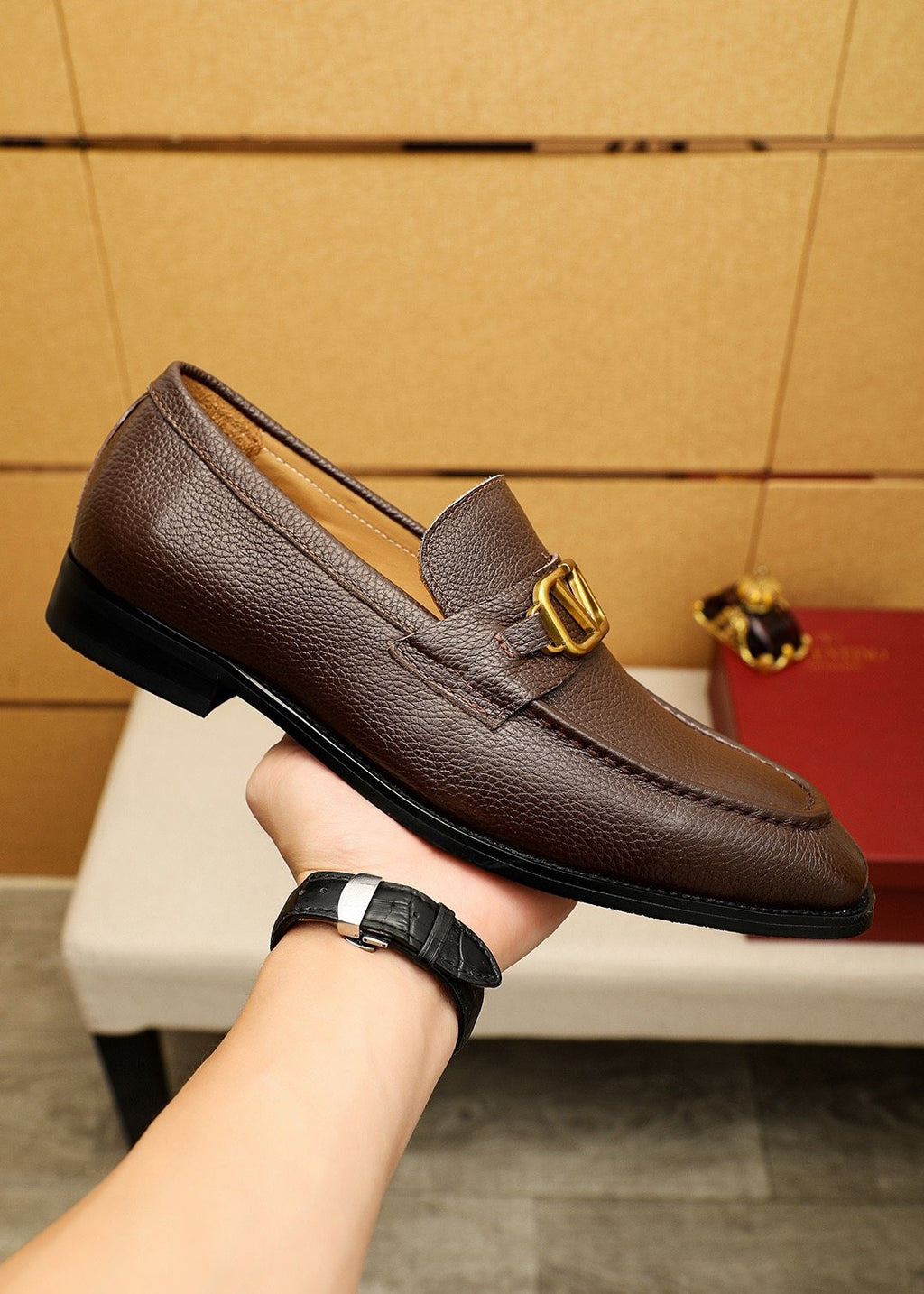 微商相册测试鞋子-Valentino Gold-Tone V Hardware Loafers — model