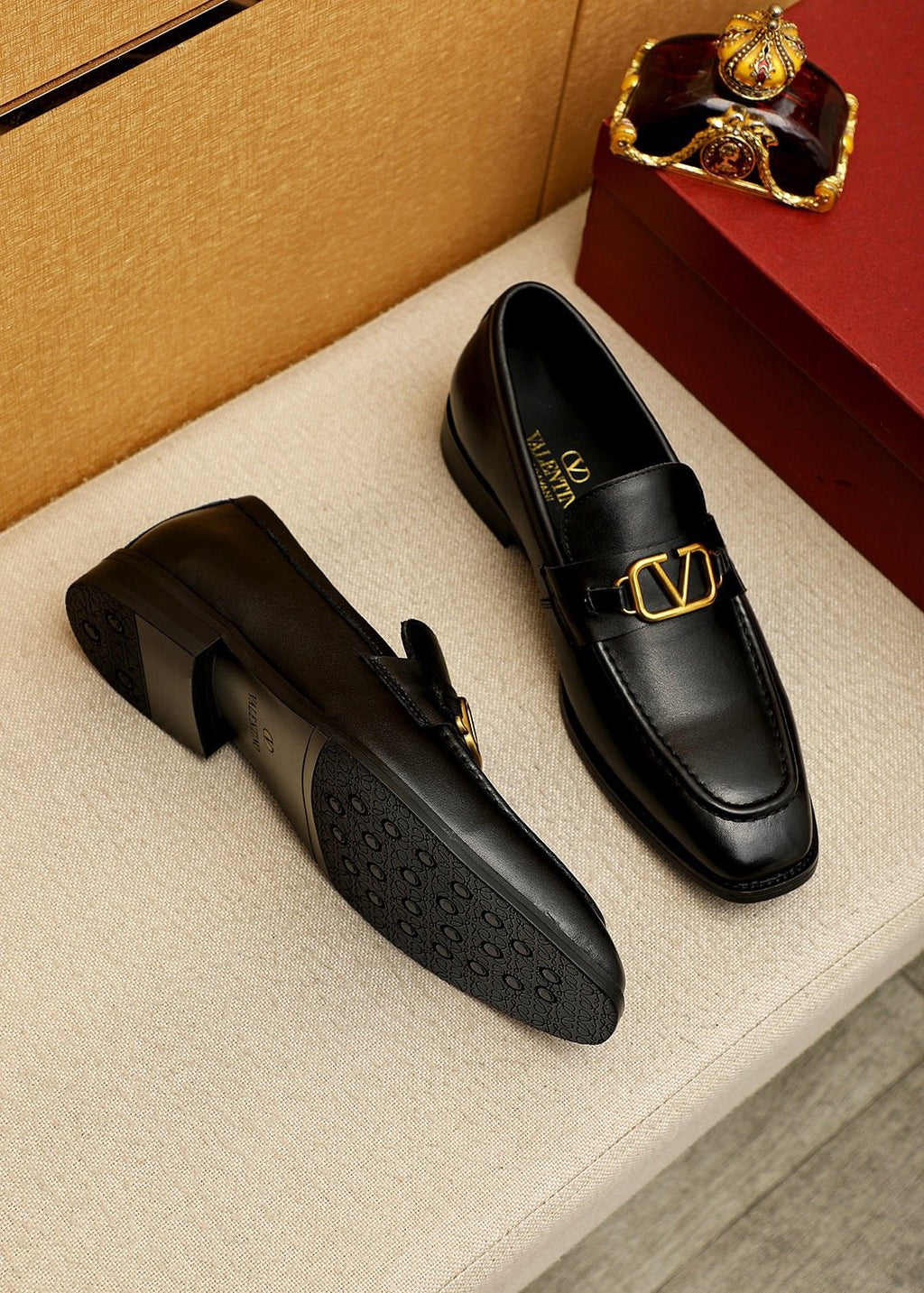 微商相册测试鞋子-Valentino Gold-Tone V Hardware Loafers — side