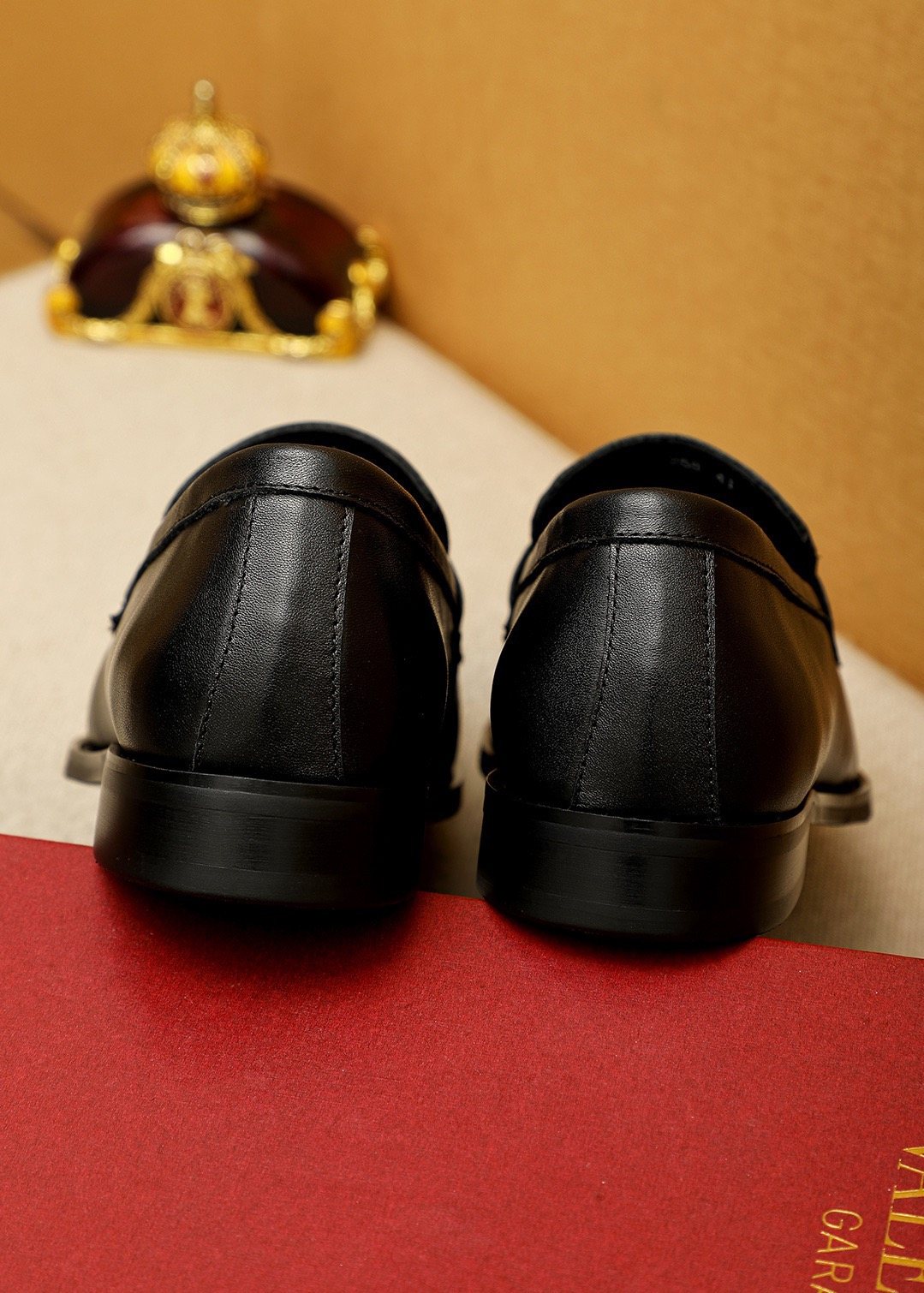 微商相册测试鞋子-Valentino Gold-Tone V Hardware Loafers — back