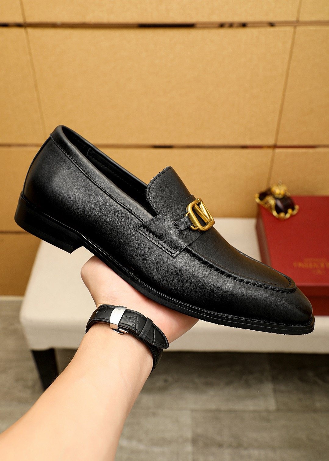 微商相册测试鞋子-Valentino Gold-Tone V Hardware Loafers — model
