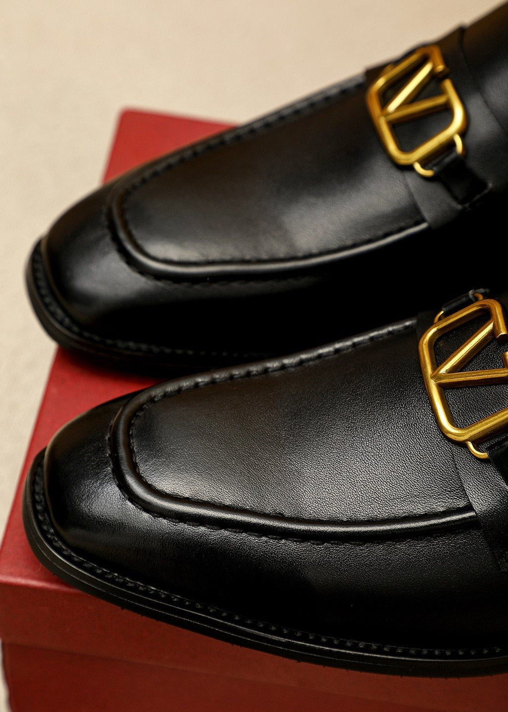 微商相册测试鞋子-Valentino Gold-Tone V Hardware Loafers — detail
