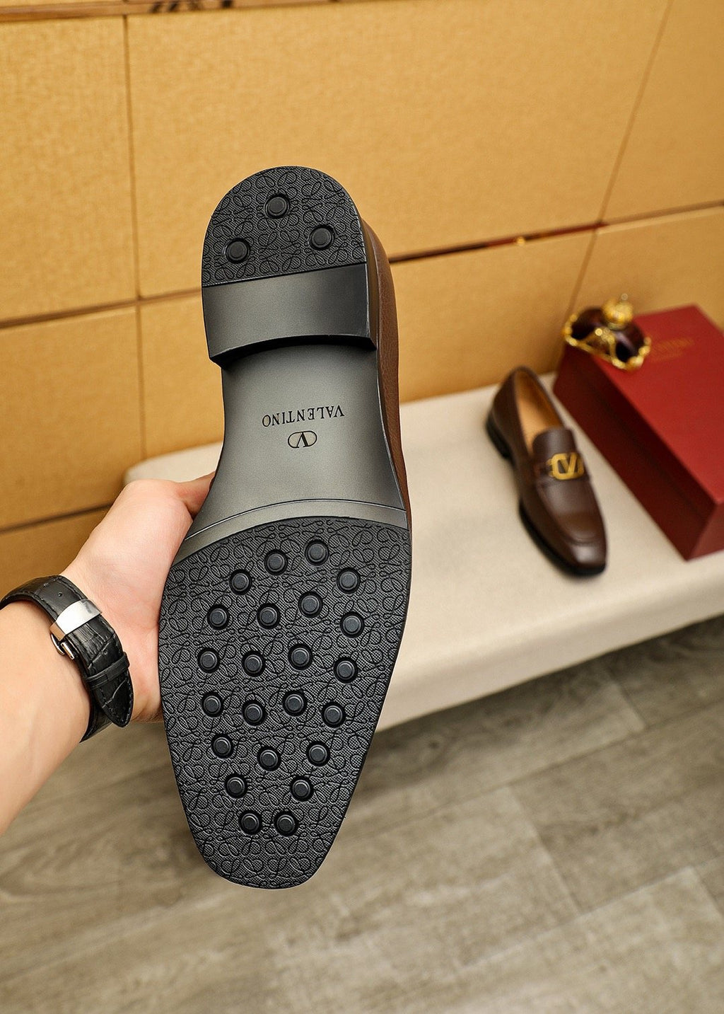 微商相册测试鞋子-Valentino Gold-Tone V Hardware Loafers — detail
